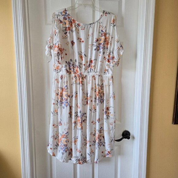 Torrid High Low Ivory Floral Cold Shoulder Short Sleeve V-Neck Top  Sz 2 (2X) - Picture 3 of 14